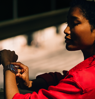 Una persona contesta a una llamada de teléfono en su Apple Watch Series 11