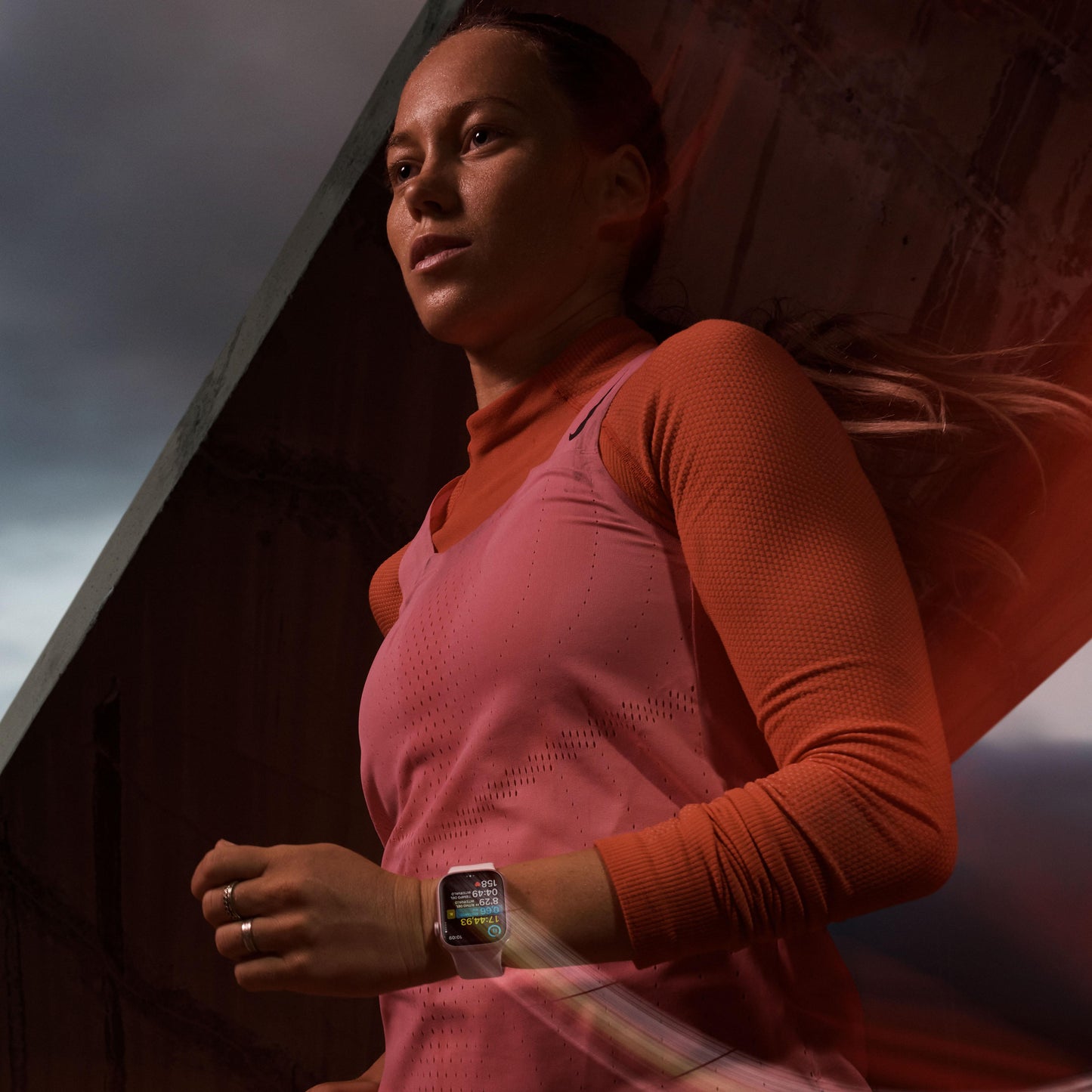 Apple Watch Series 9 (GPS + Cellular) - Caja de aluminio en rosa de 41 mm - Correa deportiva rosa claro - Talla S/M