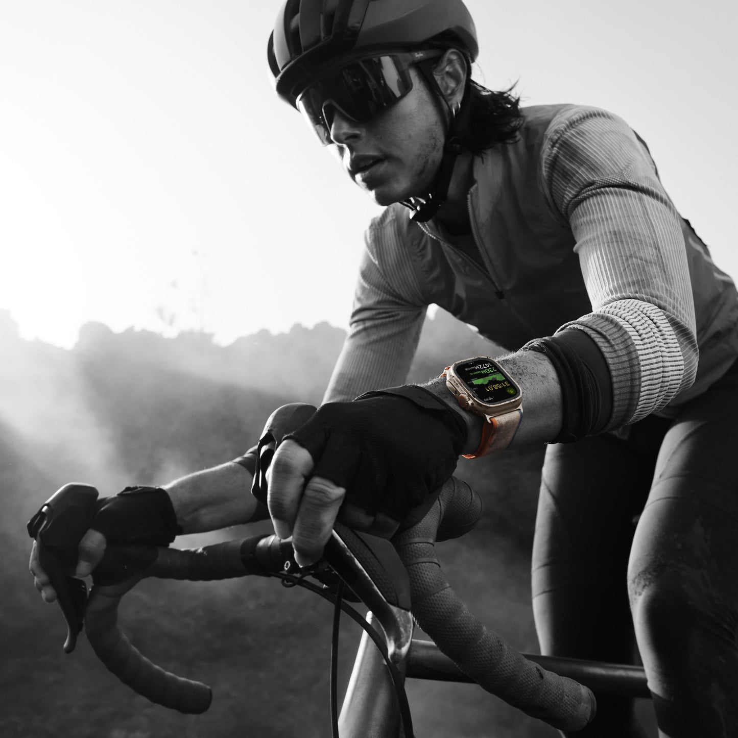 Apple Watch Ultra 2 (GPS + Cellular) - Caja de titanio de 49 mm - Correa Loop Trail verde/gris - Talla M/L
