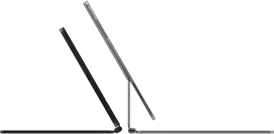 Dos iPad Pro acoplados a sendos teclados Magic Keyboard, uno contra otro, en negro espacial y plata