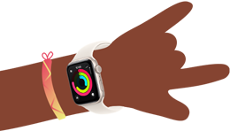 Ilustración de una muñeca infantil con un Apple Watch SE 3 y la app Actividad en pantalla