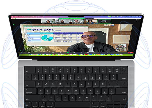 Un MacBook Pro con ilustraciones de círculos azules alrededor que transmiten el efecto 3D del audio espacial, y una videollamada de Zoom en la pantalla que muestra a una persona delante del contenido que está presentando gracias al modo Superposición
