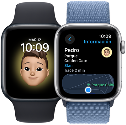 Dos modelos de Apple Watch SE. En uno se ve un fondo de pantalla con el Memoji del usuario. En el otro, la app Mapas con la ubicación de ese mismo usuario.