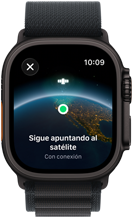Apple Watch Ultra 3, color negro, caja de titanio, en la pantalla aparece el mensaje «Sigue apuntando al satélite» sobre una imagen de la Tierra con una ubicación, correa Loop Alpine