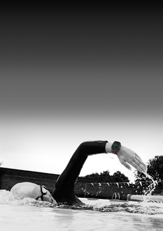 Un nadador registra su entreno en el Apple Watch Ultra 3