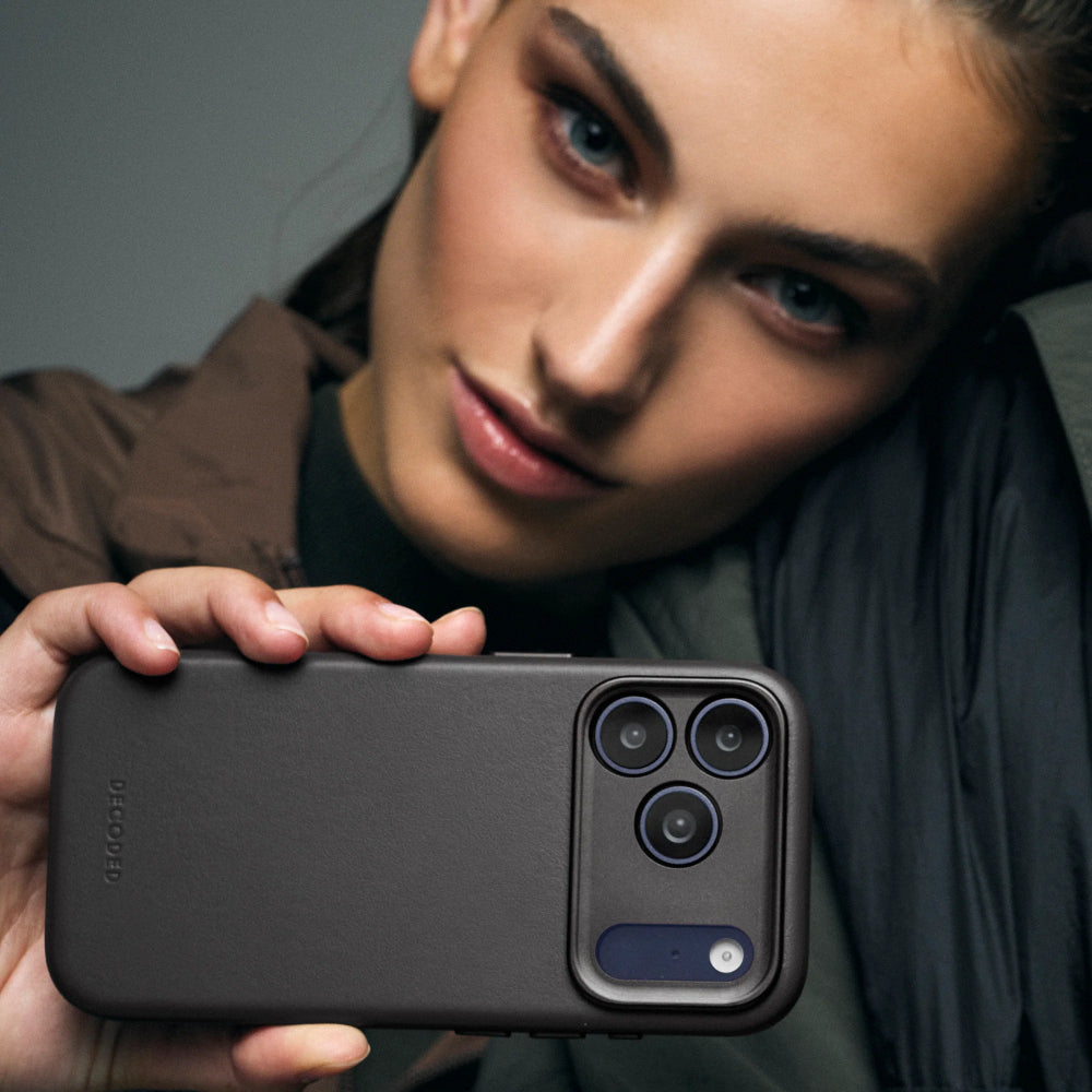 Funda Piel Negra iPhone 17 Pro | Decoded