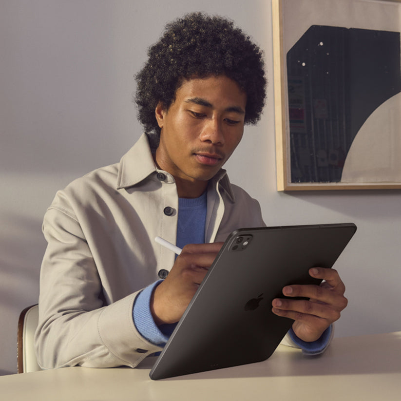 iPad_Pro_13-in_M5_Cellular_Space_Black_PDP_Image_Position_5__ESES