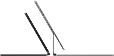 Dos iPad Pro acoplados al Magic Keyboard, lateral exterior, diseño ultrafino, color negro espacial con altavoces y el conector USB-C, uno semiabierto, color plata, otro abierto, inclinado hacia atrás para mostrar el diseño con apoyo flotante del teclado, los altavoces y el micrófono